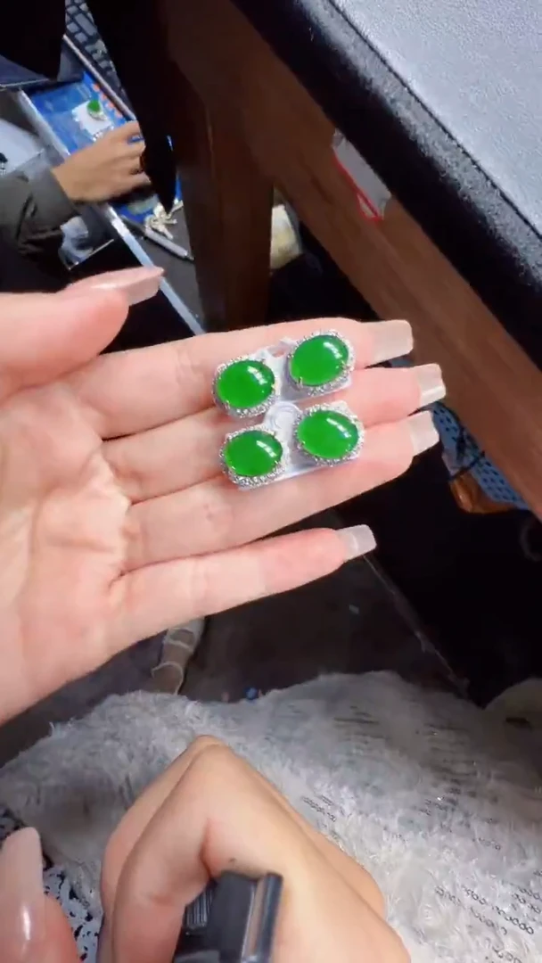 未镶嵌定制翡翠翡翠A货有轻微色差属于正常现象，耳钉多样性发货1