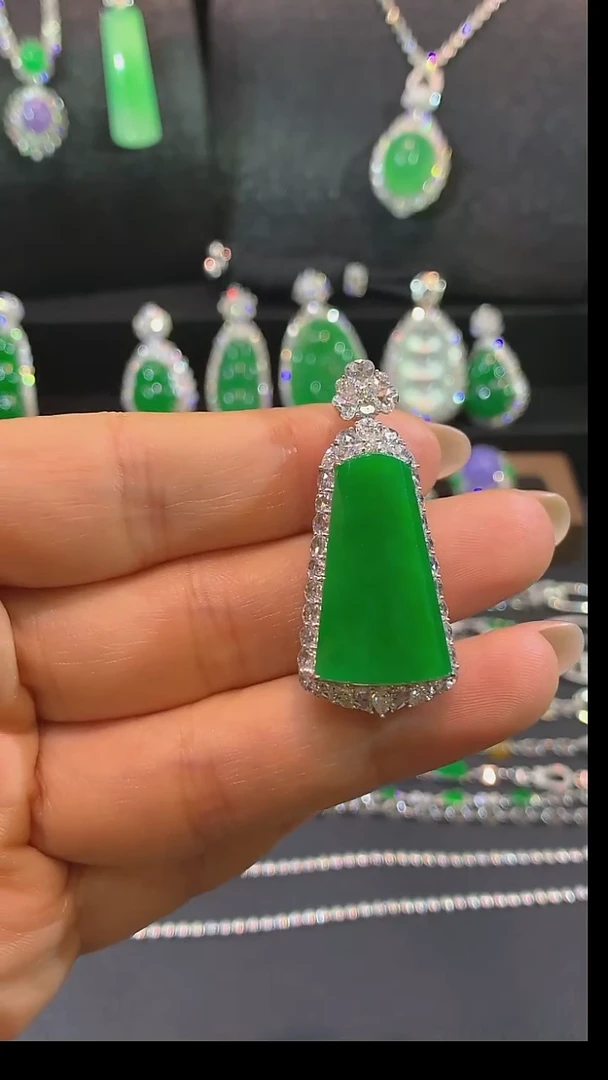 吊坠(不含链)18K金镶嵌翡翠某*人吊坠