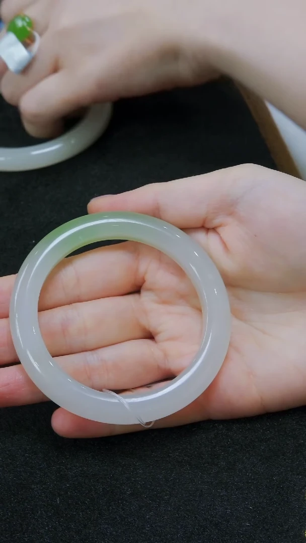 和田玉手镯未镶嵌54-55圈口，高冰白底翠手镯