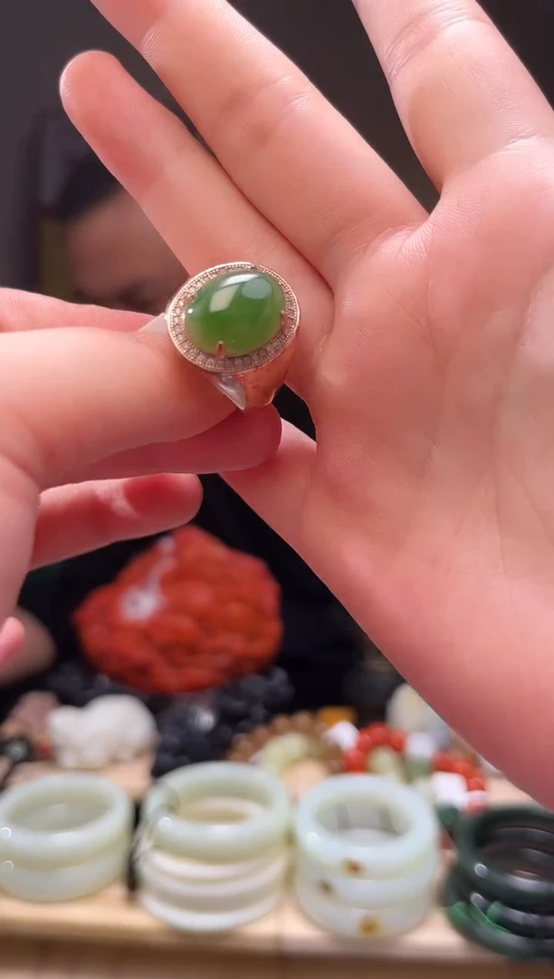 颈饰未镶嵌和田玉戒指