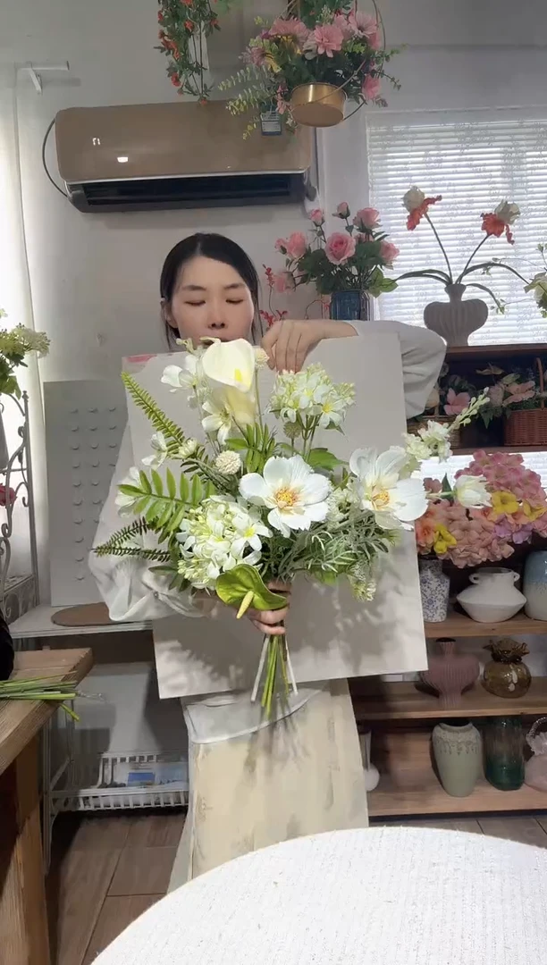 03  白绿色系手感马蹄莲绣球混搭花束（不含花瓶）