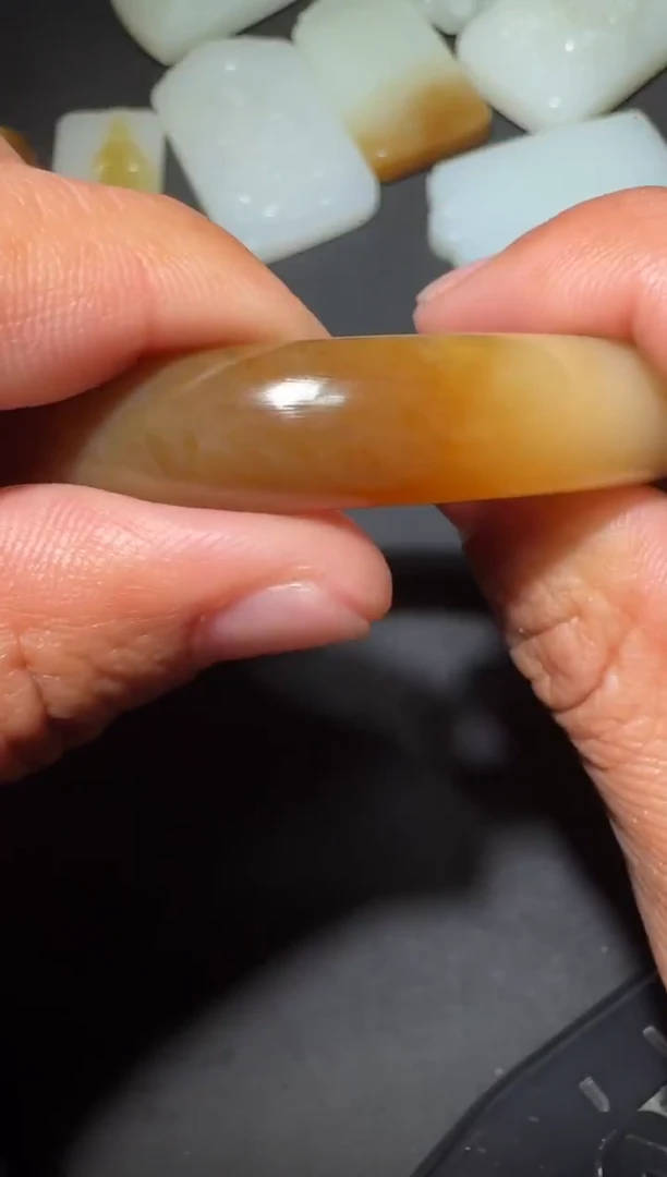 未镶嵌和田玉（糖玉）挂件和田玉