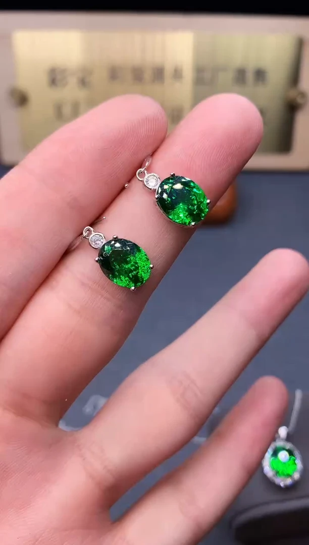 银S925镶嵌耳饰石榴石（沙弗莱）2222