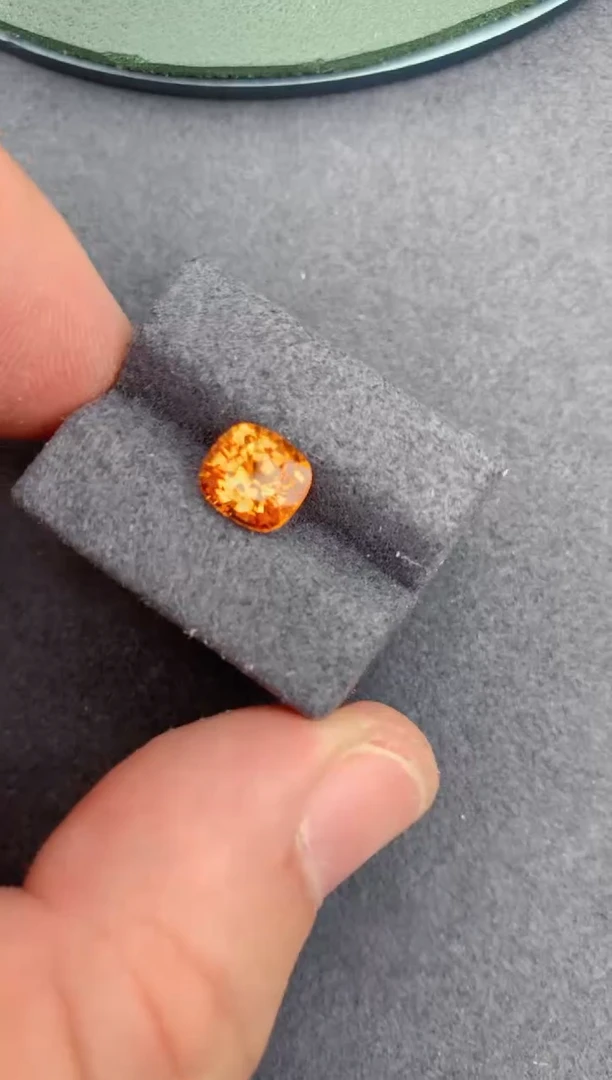 未镶嵌裸石石榴石（芬达石）2.6ct 芬达石