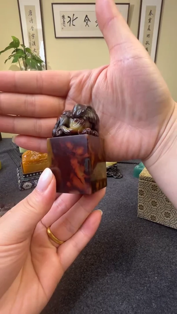 青田石脑****嘞紫檀鸡血象钮