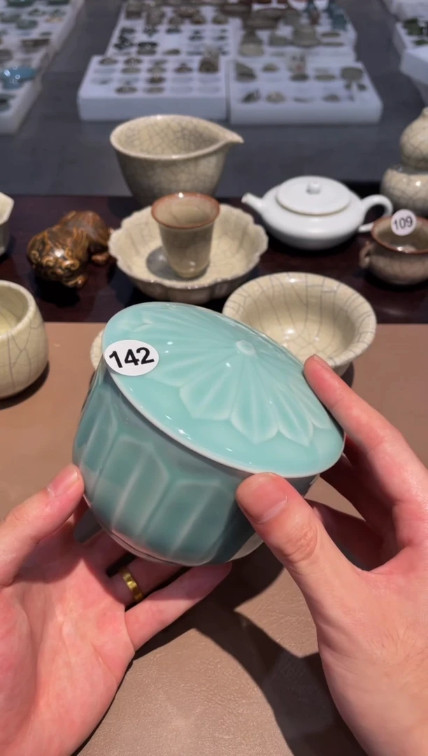 142窑承龙泉青瓷莲瓣茶仓