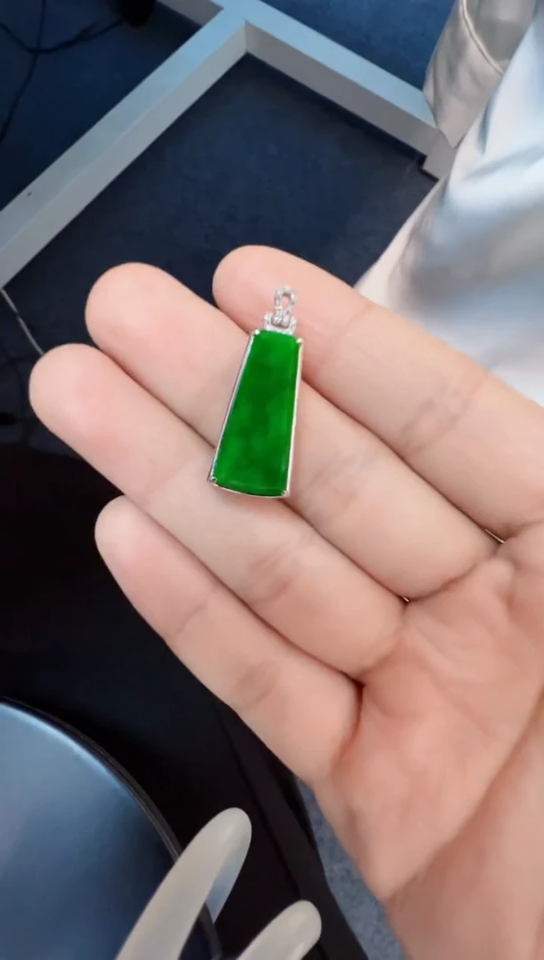 翡翠18K金镶嵌吊坠(不含链)3800