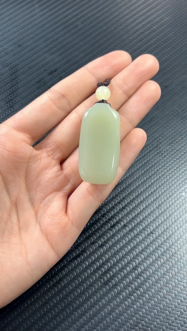 吊坠(赠链)未镶嵌和田玉且末微色差近矿