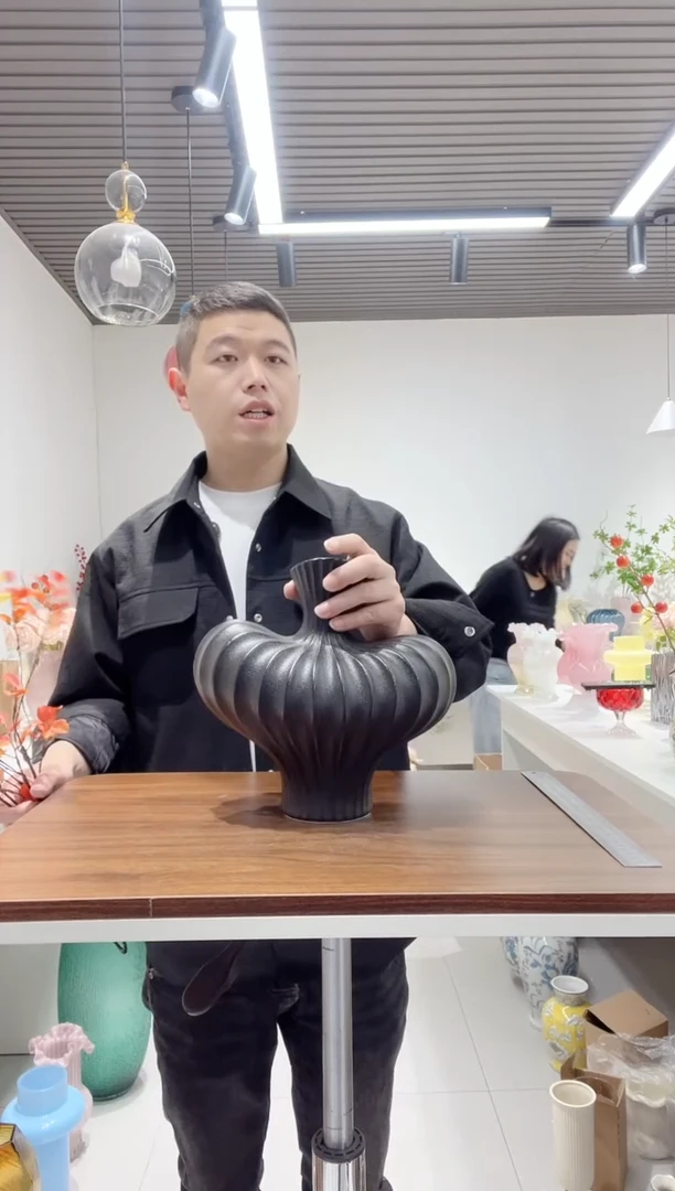 黑色灯笼果陶瓷花瓶