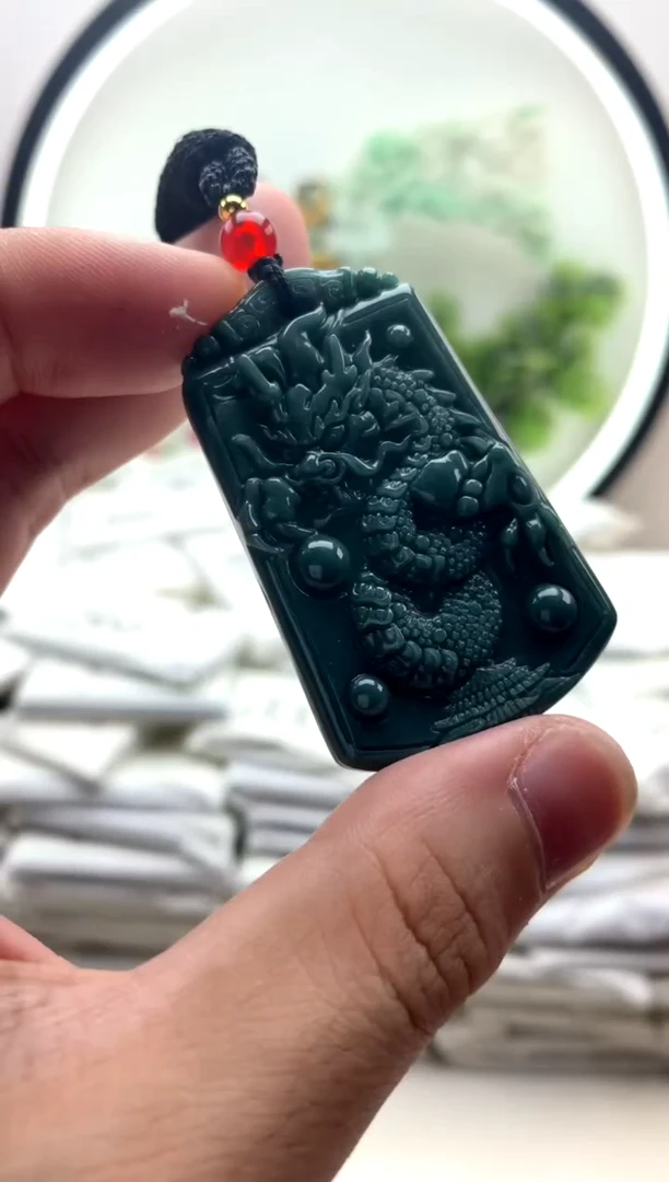 颈饰未镶嵌翡翠龙牌