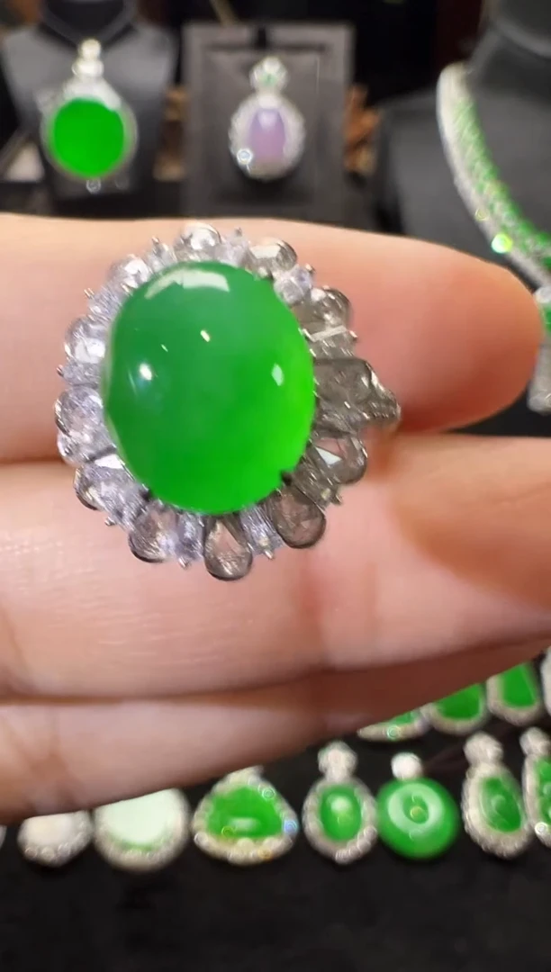 18K金镶嵌戒指翡翠高冰黄阳绿蛋面戒指