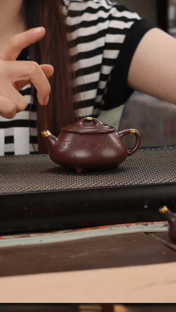 茶壶紫砂四号井茄皮紫泥描金刻绘逸瓢160cc