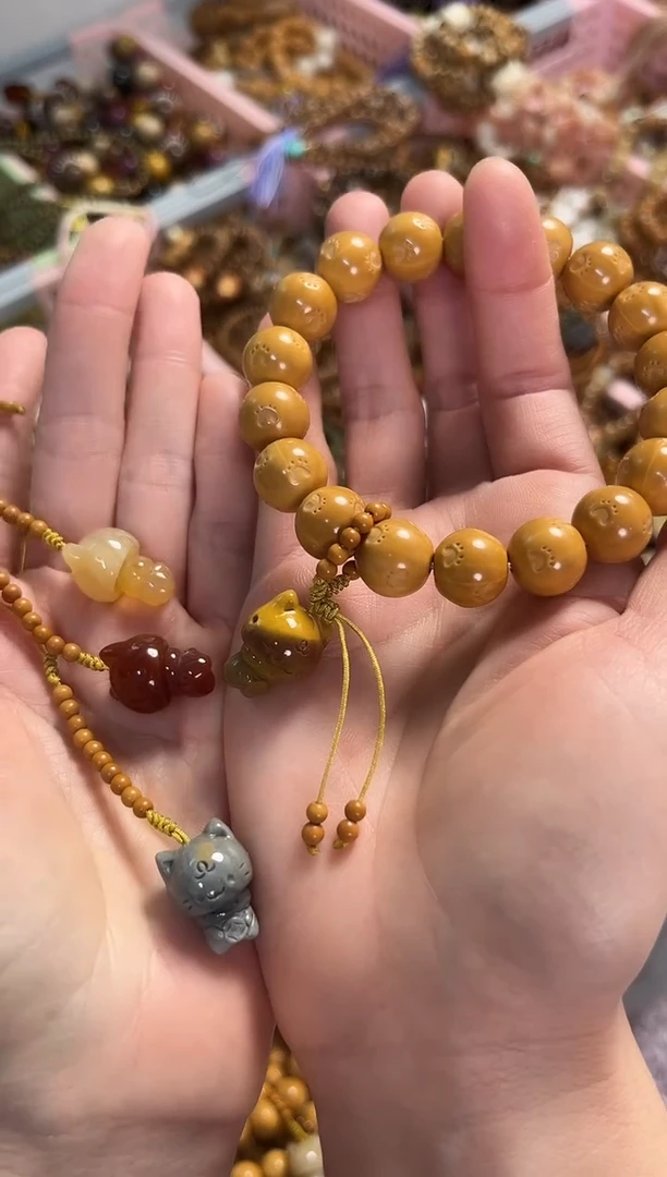 未镶嵌手串石英质玉（阿拉善玉）猴头猫爪搭配阿拉善躲猫猫多样性发