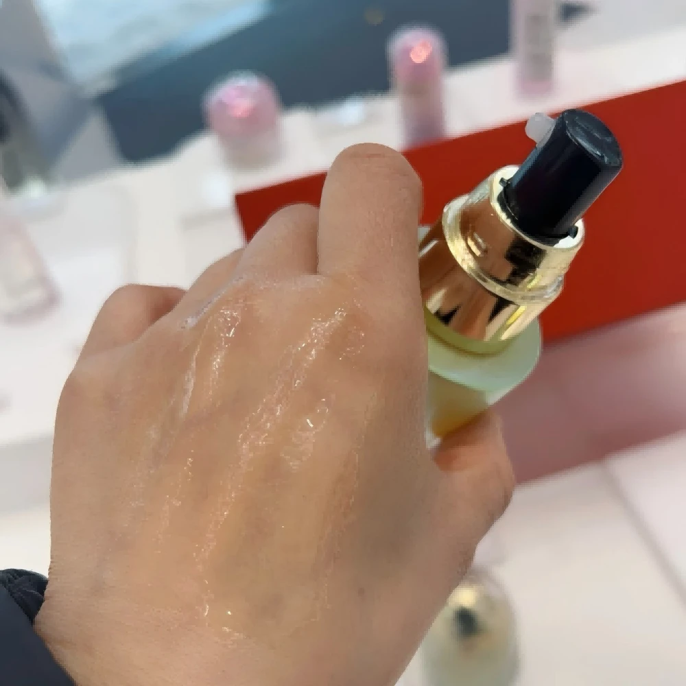 绿色瓶子装的生机精华
