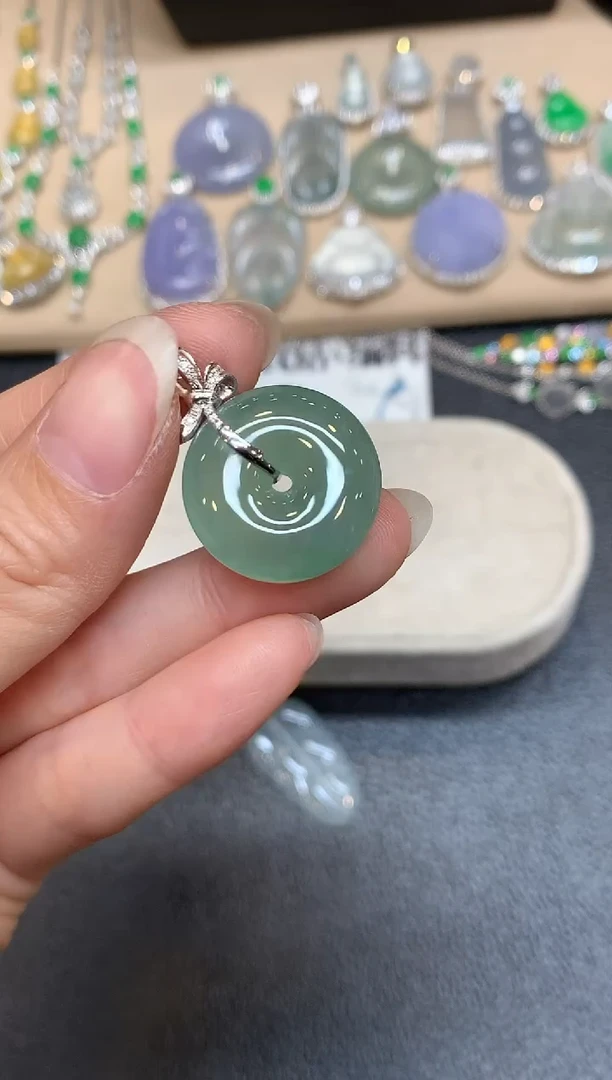 颈饰18K金镶嵌翡翠平安扣【无服务费