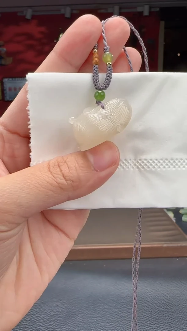 和田玉未镶嵌颈饰藕粉兔子