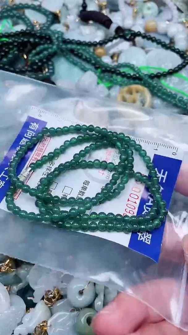 翡翠未镶嵌吊坠(赠链)1
