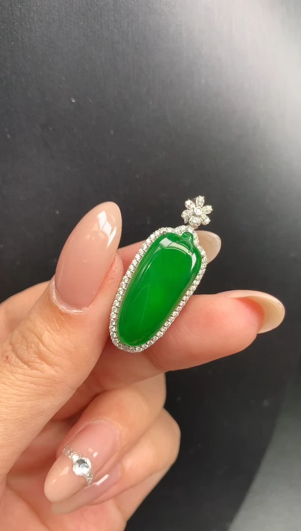 颈饰18K金镶嵌翡翠瓜