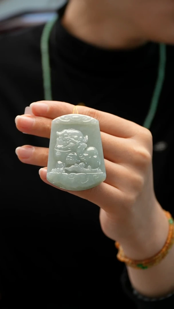 颈饰未镶嵌翡翠狮子牌