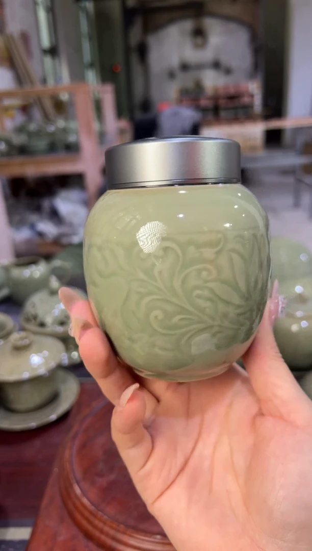 微瑕耀州窑锡合金莲纹茶叶罐