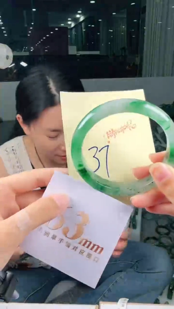 未镶嵌手镯石英质玉（非洲翠）有天然洒金亮片/矿点/棉线37