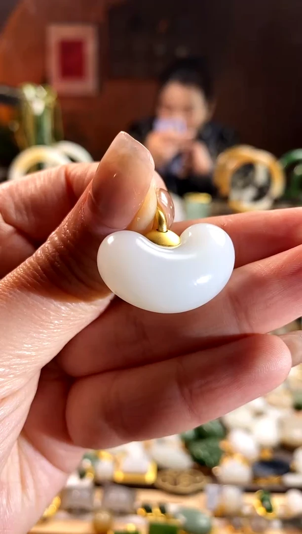 【闪购商品】和田玉吊坠18K金镶嵌。