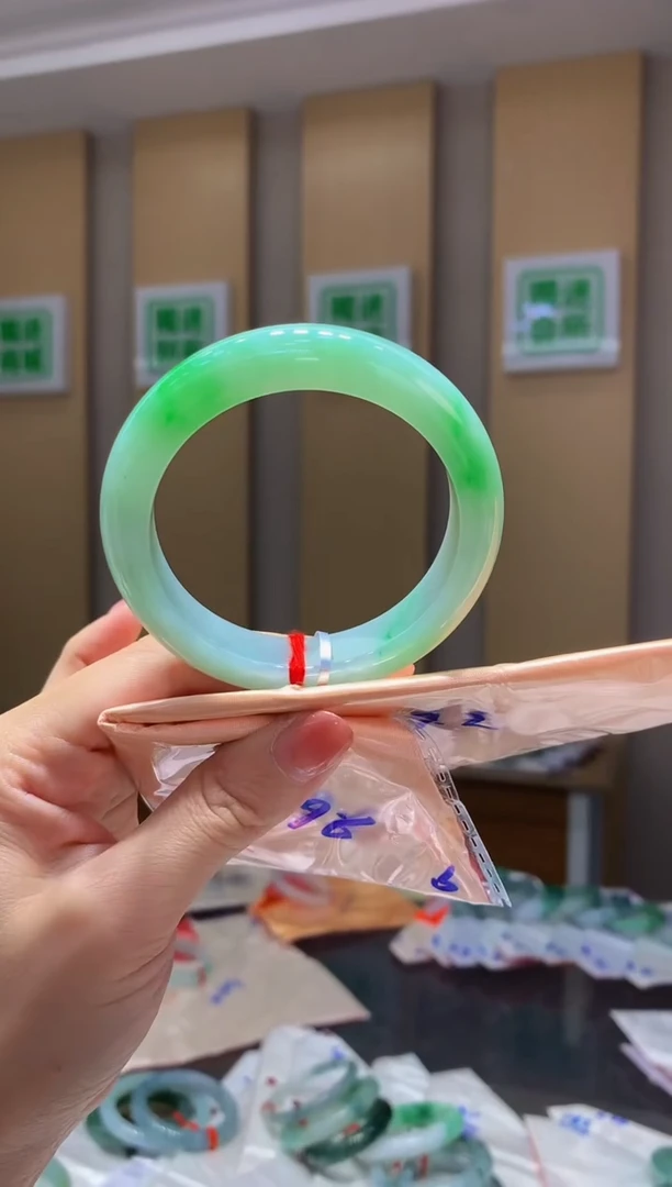 翡翠手镯未镶嵌-XX12圈口55.8*13*9.2