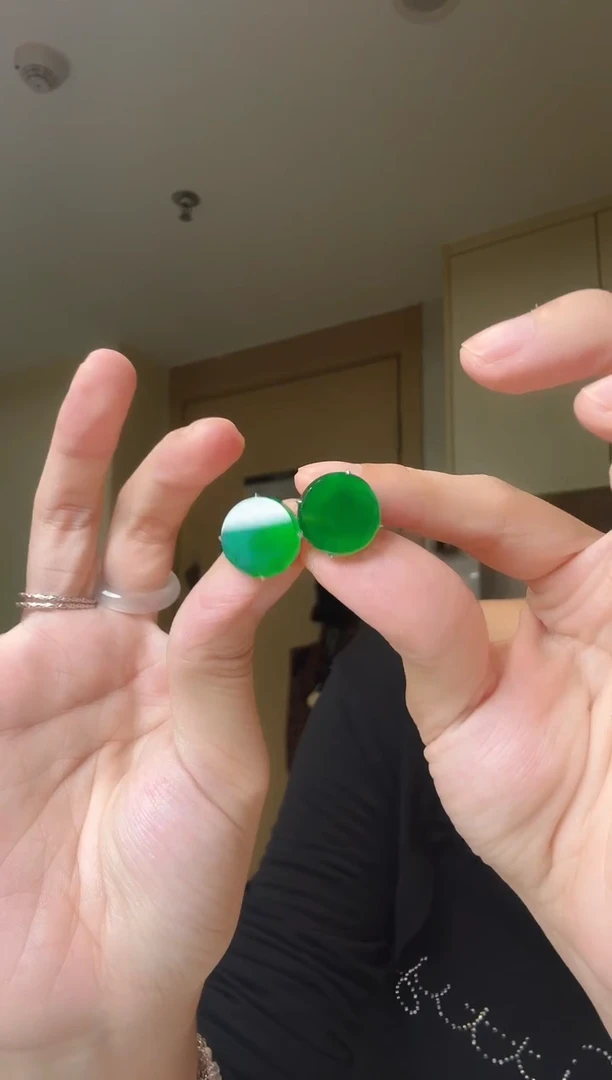 18K金镶嵌翡翠耳钉天然翡翠耳钉