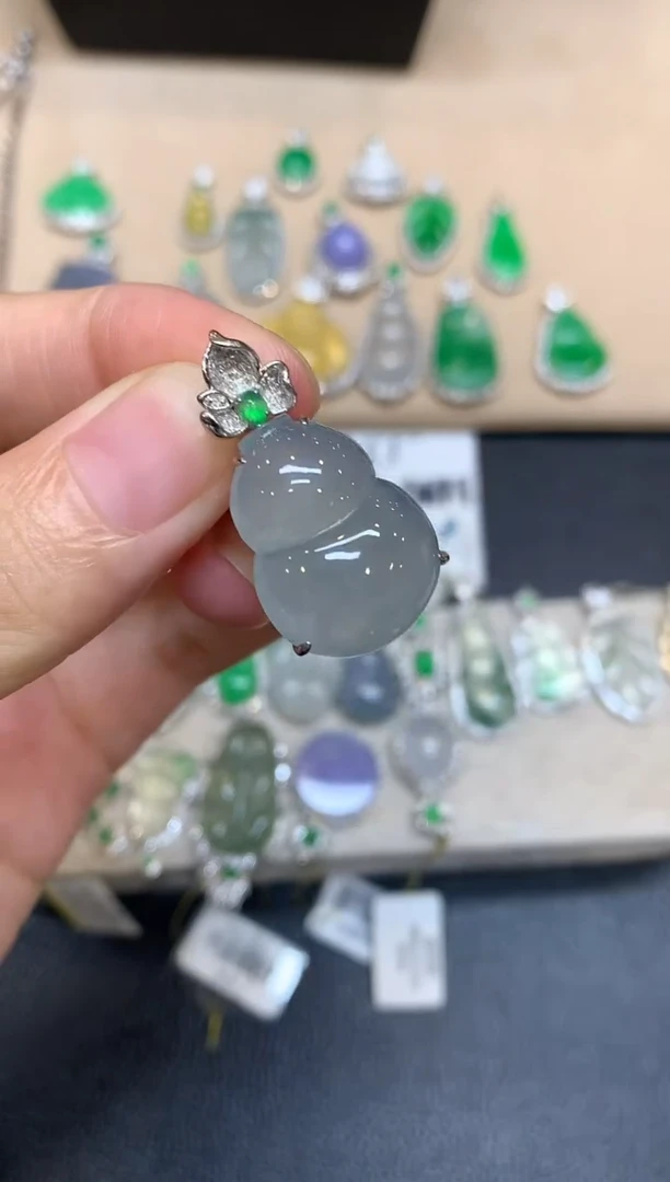 颈饰18K金镶嵌翡翠葫芦【无服务费