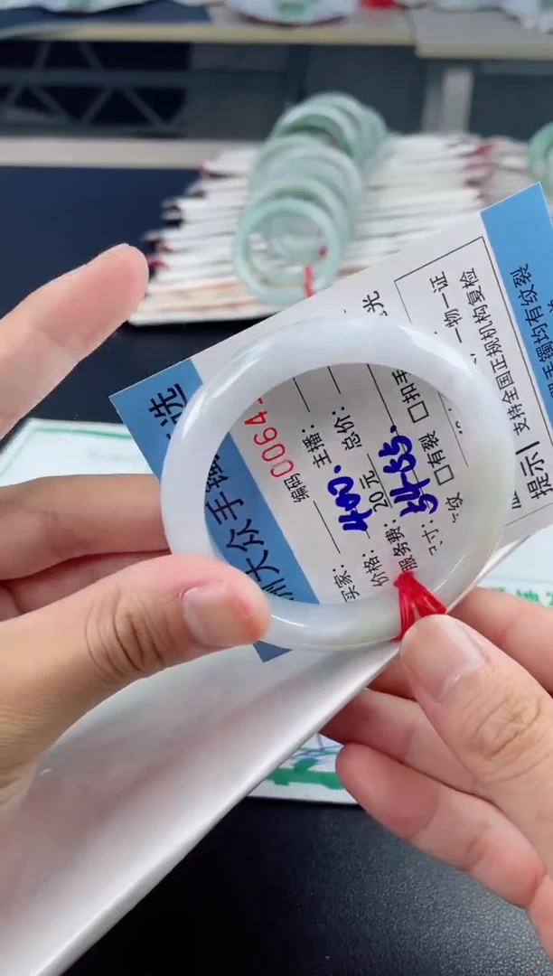 翡翠手镯未镶嵌翡翠手镯