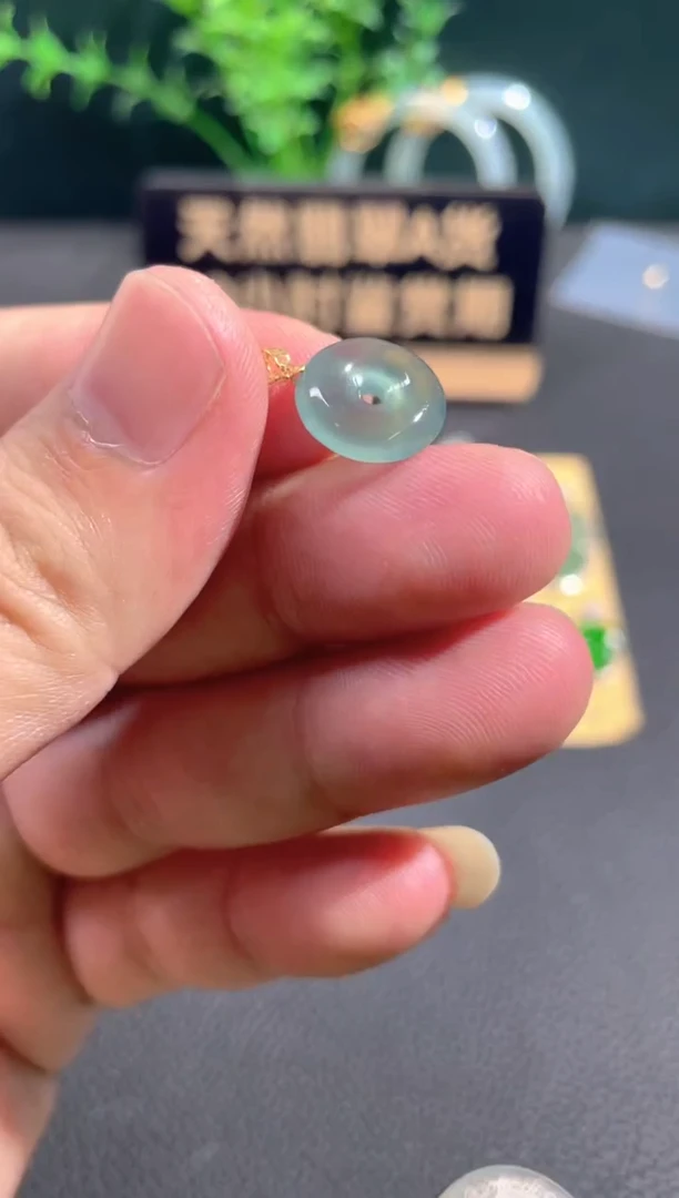 翡翠18K金镶嵌颈饰翡翠