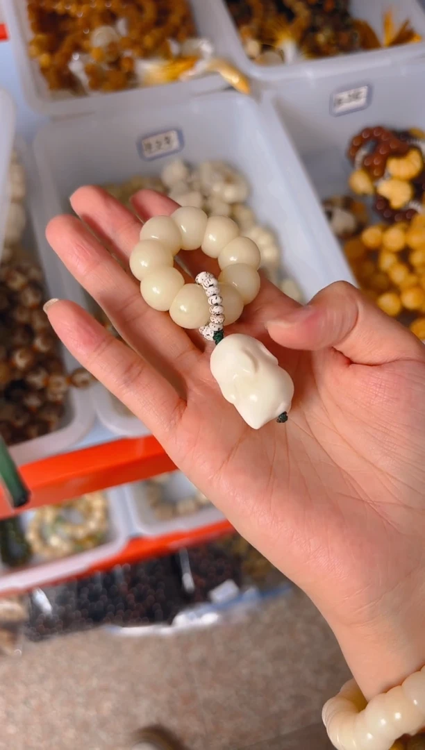 吊坠菩提根/象牙果荔枝栋手捻带白色兔