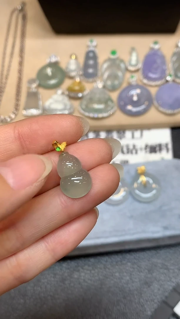 颈饰18K金镶嵌翡翠葫芦【无服务费