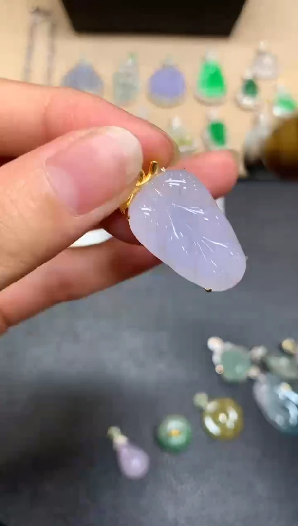 颈饰18K金镶嵌翡翠树叶【无服务费