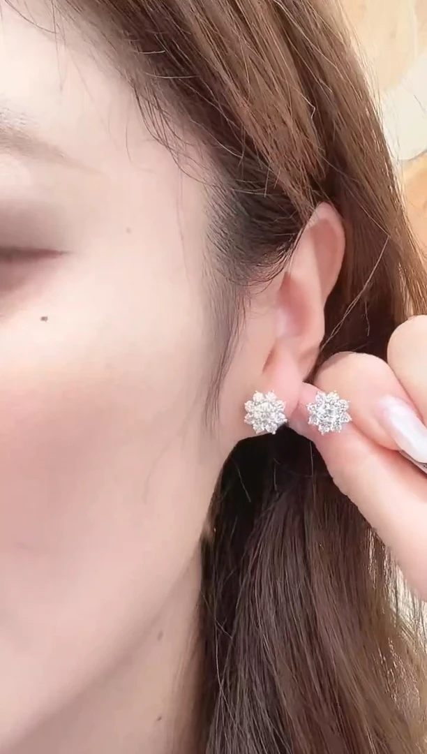 铂Pt950镶嵌实验室培育钻石耳饰太阳花耳钉k白
