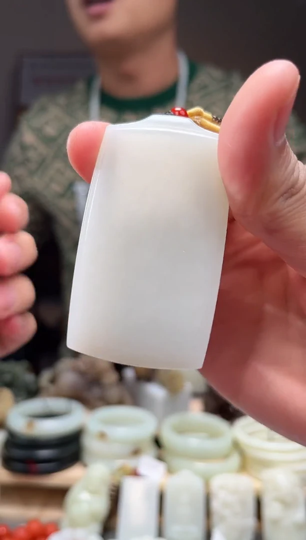 颈饰未镶嵌和田玉吊坠