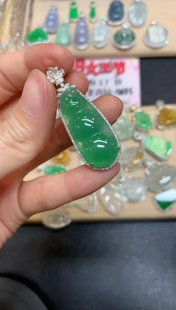 【闪购商品】翡翠颈饰18K金镶嵌福豆【无服务费