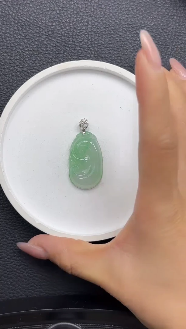 颈饰18K金镶嵌翡翠YM537-1 如意