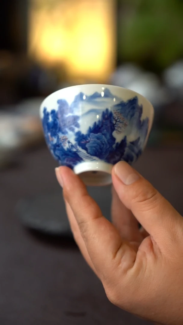 景德镇全手工手绘青花山水带内绘釉里红鸡心杯
