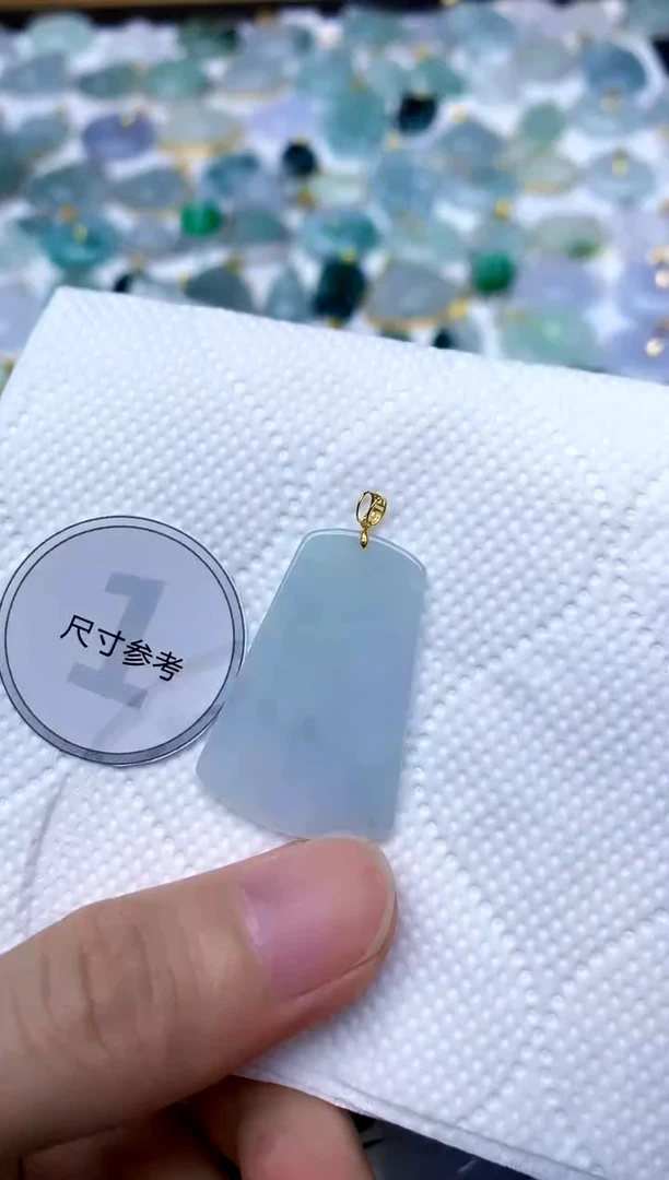 颈饰18K金镶嵌翡翠天然A货翡翠