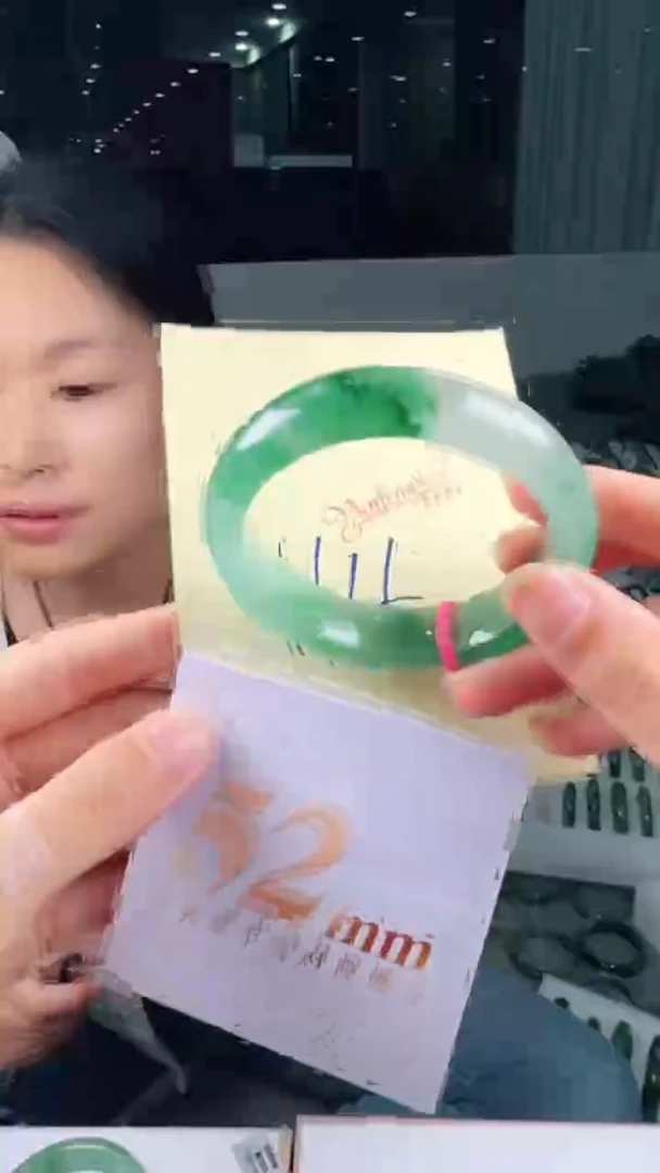 未镶嵌手镯石英质玉（非洲翠）有天然洒金亮片/矿点/棉线114