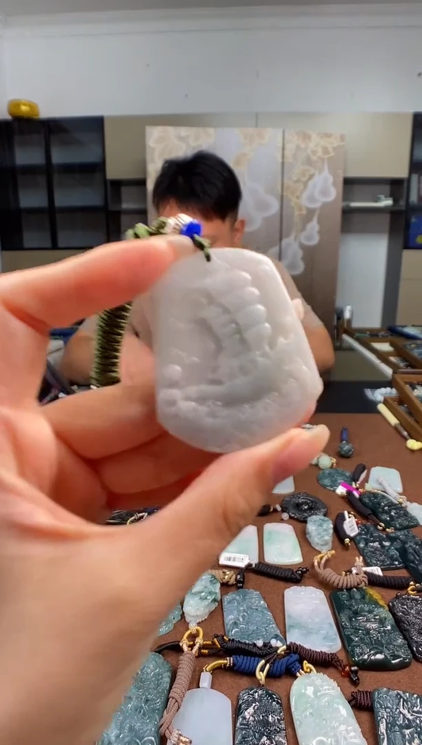 颈饰未镶嵌翡翠 多样性发其一