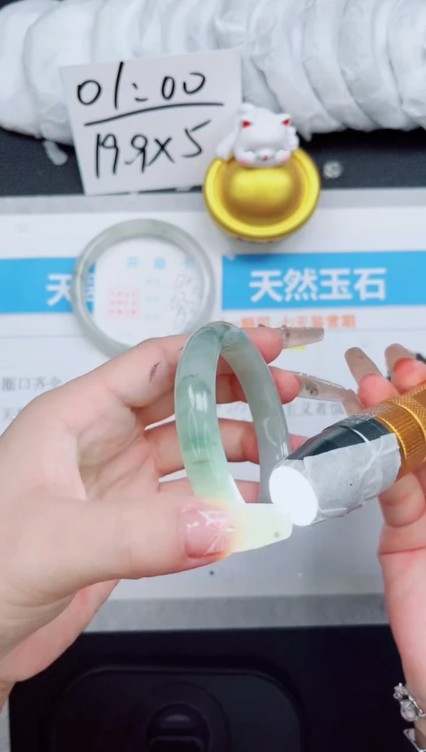 【闪购商品】石英质玉手镯未镶嵌173