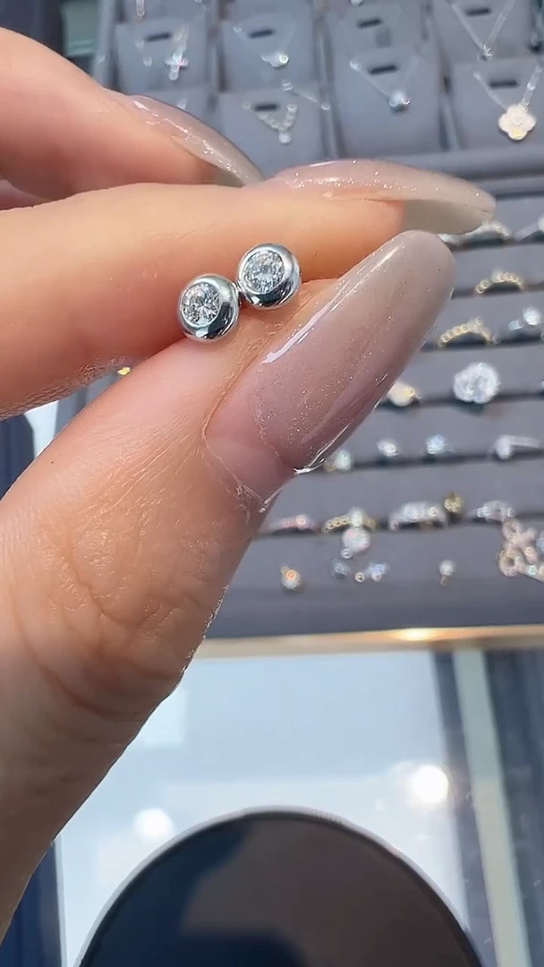 18K金镶嵌耳钉钻石20分耳钉