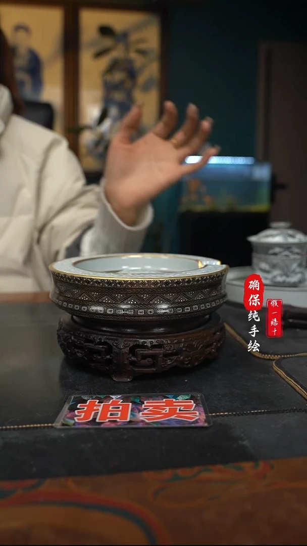 瓷W****雕刻祥云金银错茄缸