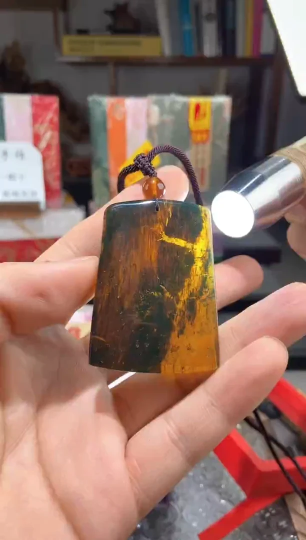 琥珀颈饰未镶嵌金蓝珀带原皮风景珀方牌