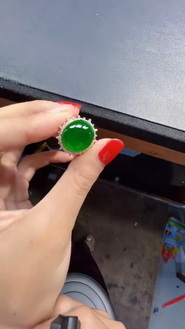 未镶嵌定制翡翠翡翠A货有轻微色差属于正常现象，蛋面多样性发货1