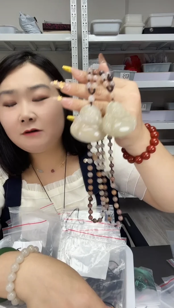 密玉（石英质玉）大款白月光佛公未镶嵌带链子发一个