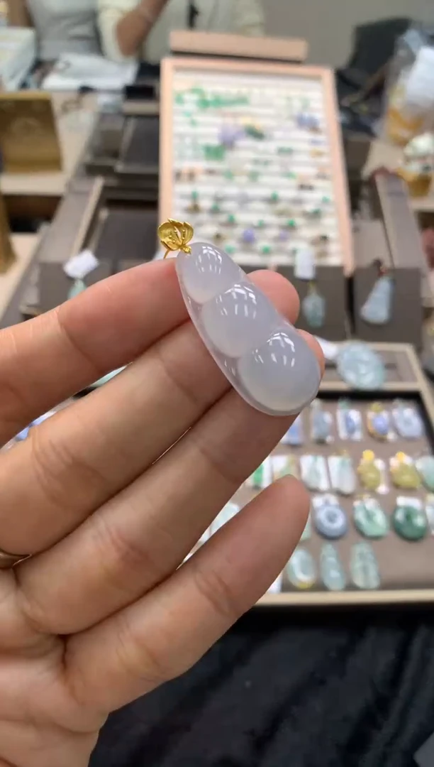 颈饰18K金镶嵌翡翠豆子