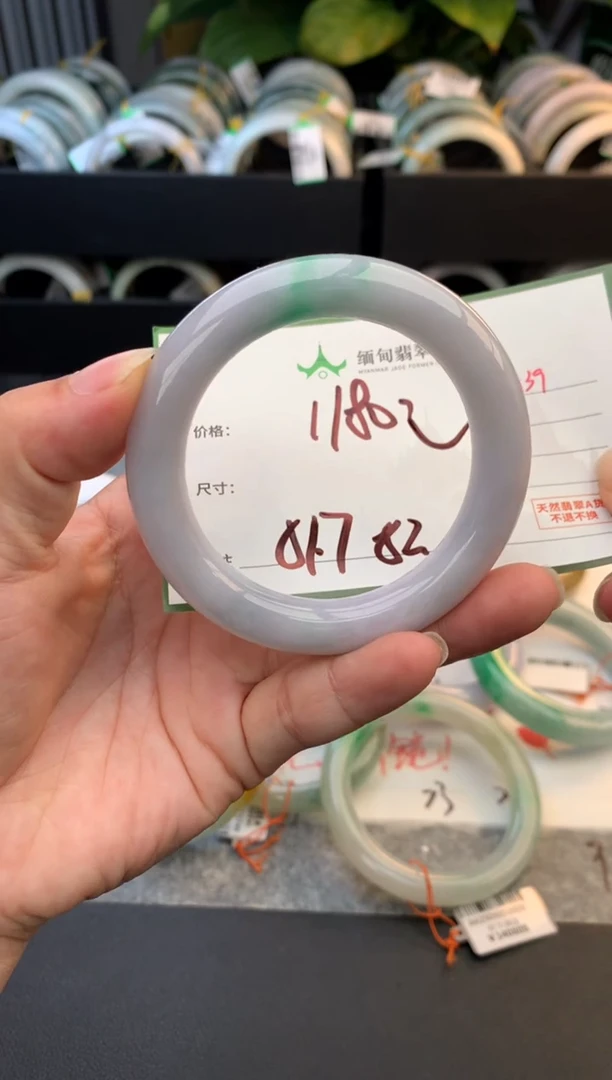 未镶嵌定制翡翠毛货需精细抛光+多人
